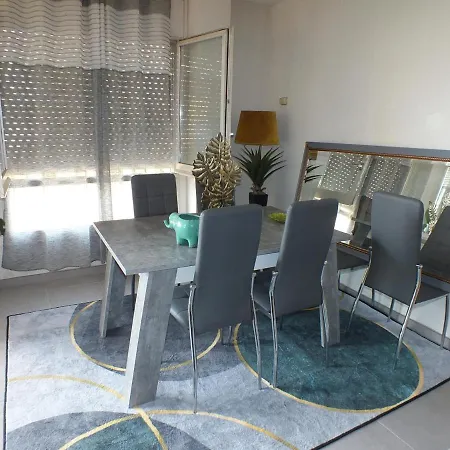Apartment Bonito De 2 En Con Estacionamiento, Aire Acondicionado, Cerca Del Centro Y De La Playa - Es-204-46